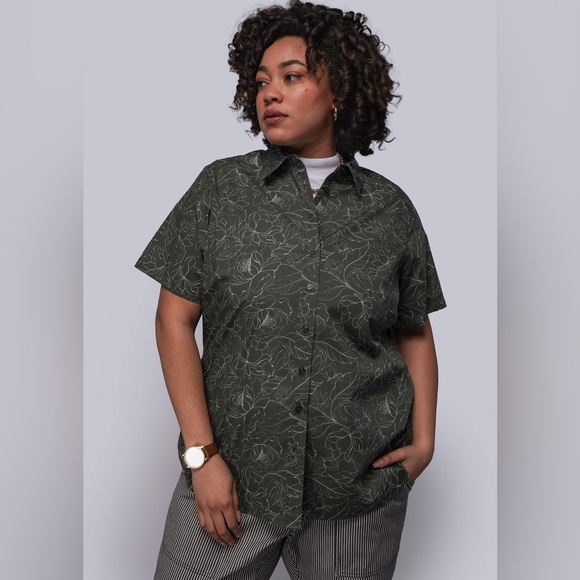 NWT Wildfang The Essential Short Sleeve Button Up Abstract Small - Picture 8 of 11